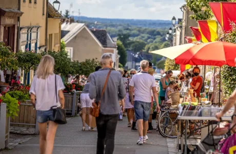 Braderie dans les ruelles de Sainte-Suzanne