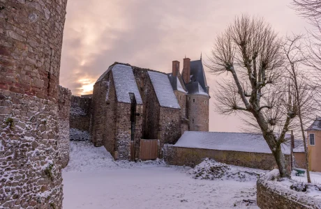 Château de Sainte-Suzanne sous la neige