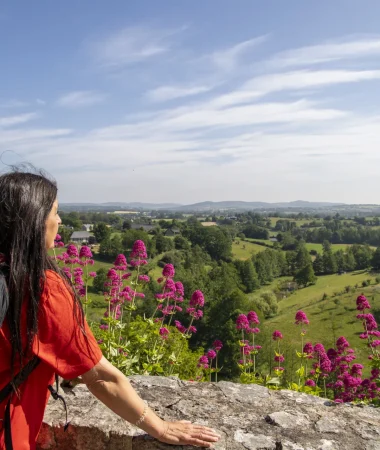 Une randonneuse regarde la vue sur les collines des Coëvrons